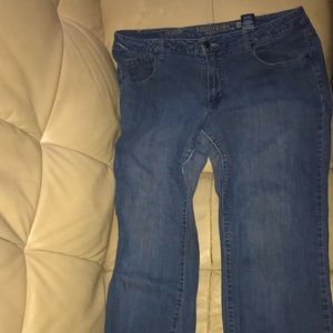 I am selling some really cute jeans 😍 that are not never worn and I love them